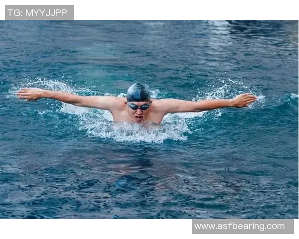 蝶泳技术要领全面解析从入水到出水的动作细节与训练方法